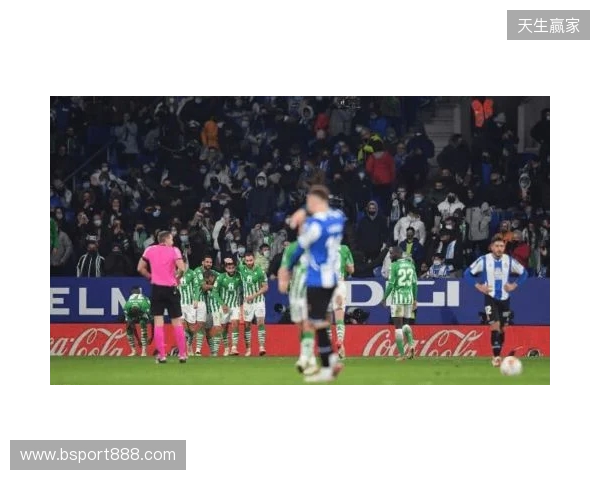 西班牙名嘴：维尼在替补席发笑不职业，在哪都该被开除