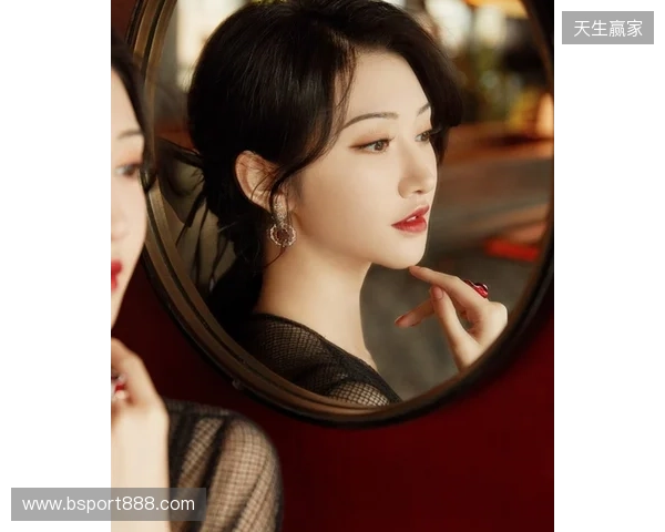 👀穿着热刺球衣！王钰栋与U22国足队友鲍盛鑫、蒯纪闻合影